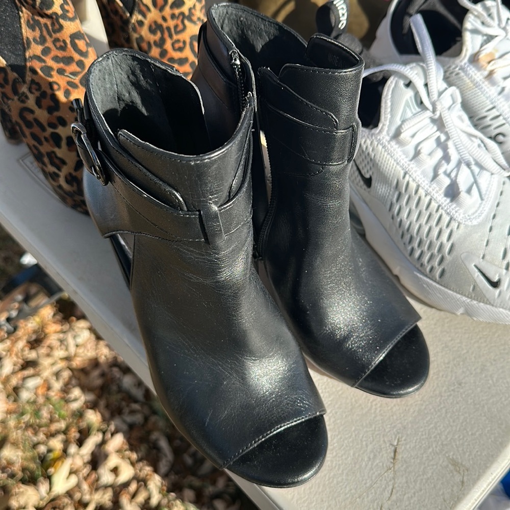 Gianni Bini open toe booties